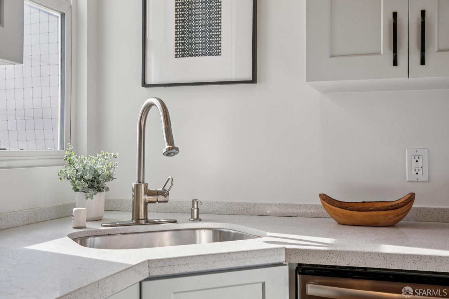 Detail Gallery Image 13 of 39 For 3465 17th St, San Francisco,  CA 94110 - 2 Beds | 1 Baths