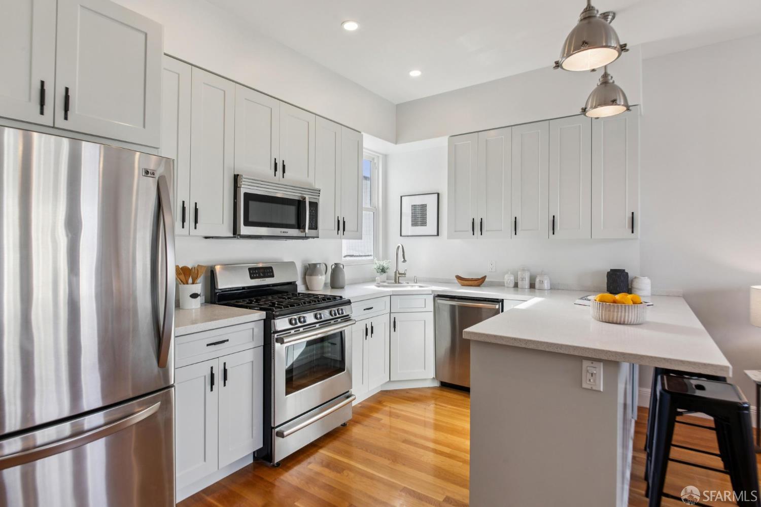 Detail Gallery Image 10 of 39 For 3465 17th St, San Francisco,  CA 94110 - 2 Beds | 1 Baths