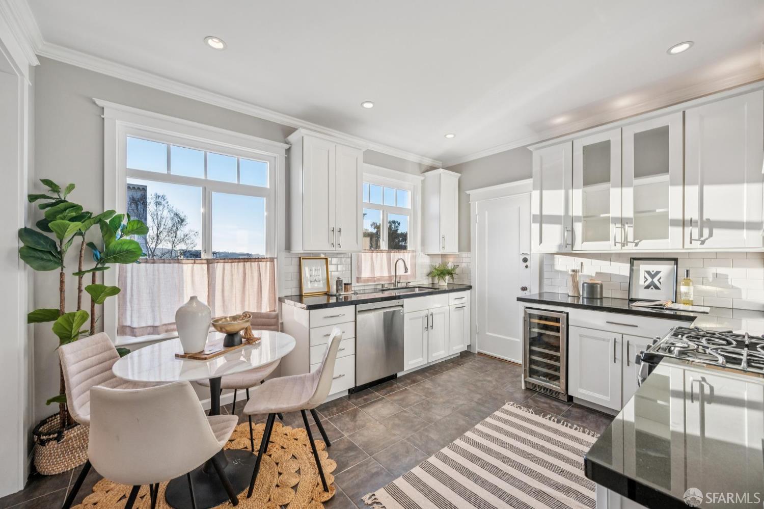 Detail Gallery Image 5 of 27 For 1267 Chestnut St #3,  San Francisco,  CA 94118 - 2 Beds | 1 Baths