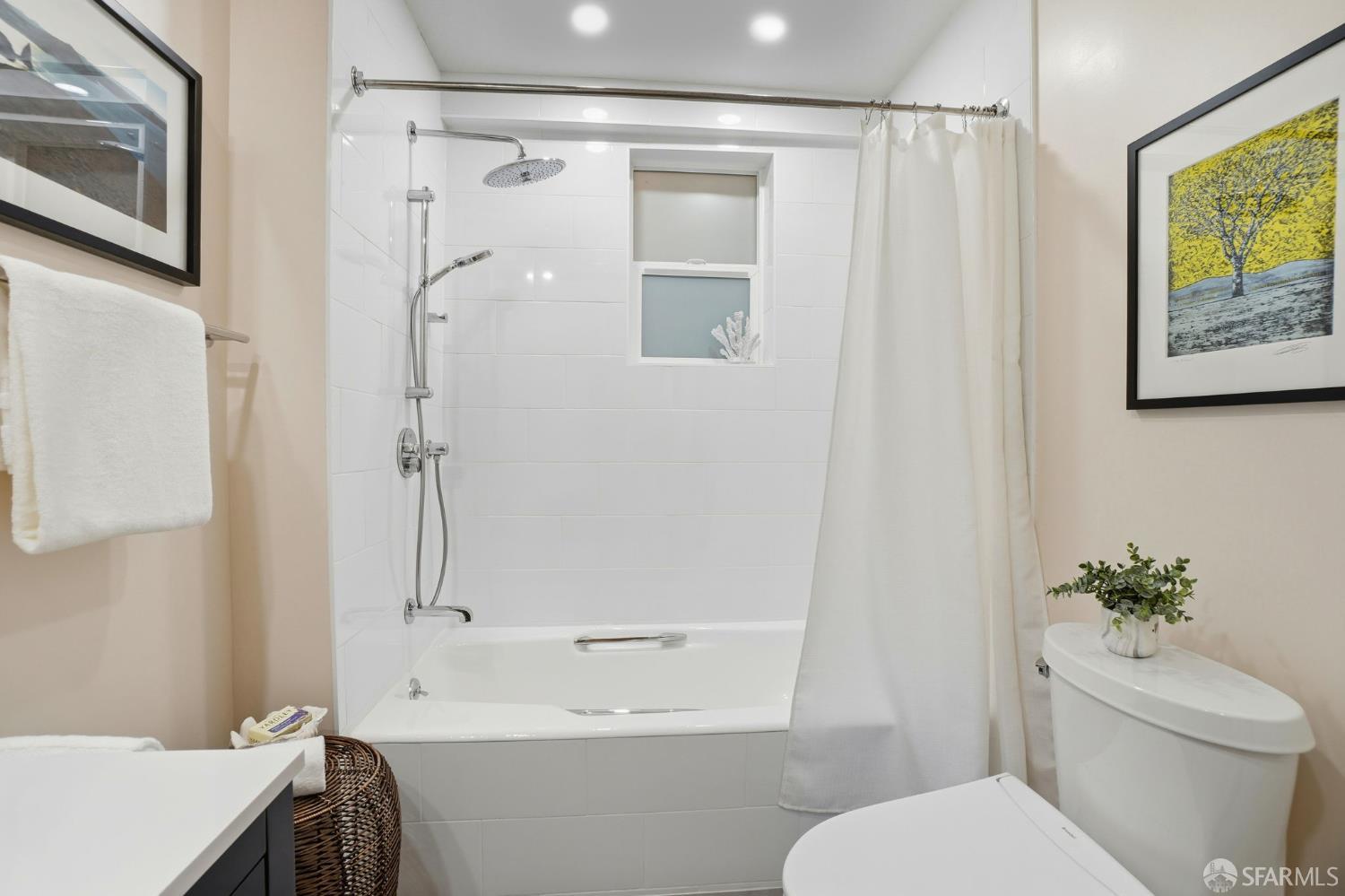 Detail Gallery Image 29 of 42 For 1760 Pacific Ave #4,  San Francisco,  CA 94109 - 3 Beds | 2 Baths