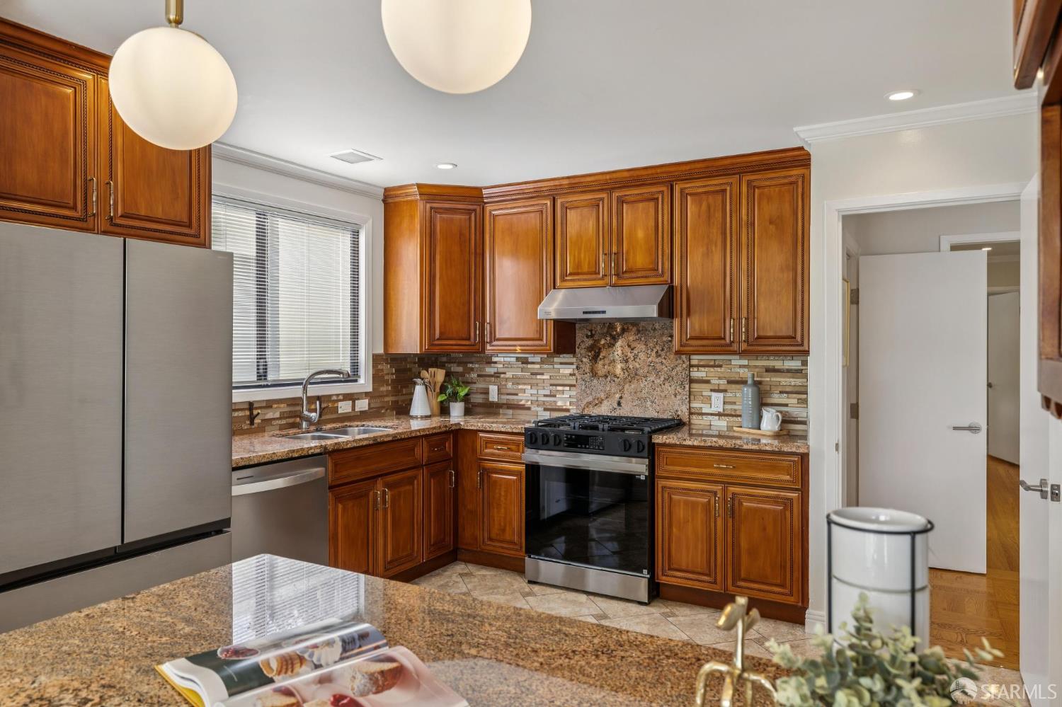 Detail Gallery Image 16 of 47 For 235 Oak Park Dr, San Francisco,  CA 94131 - 6 Beds | 3 Baths