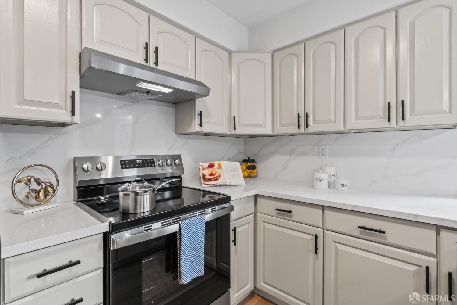 Detail Gallery Image 13 of 31 For 2449 Williamsburg Ct, South San Francisco,  CA 94080 - 3 Beds | 2/1 Baths