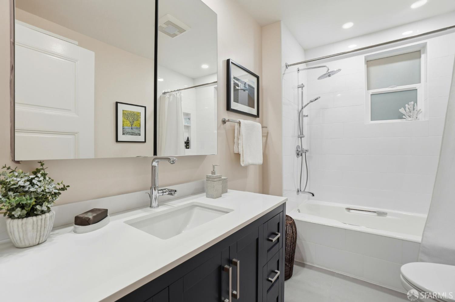 Detail Gallery Image 28 of 42 For 1760 Pacific Ave #4,  San Francisco,  CA 94109 - 3 Beds | 2 Baths