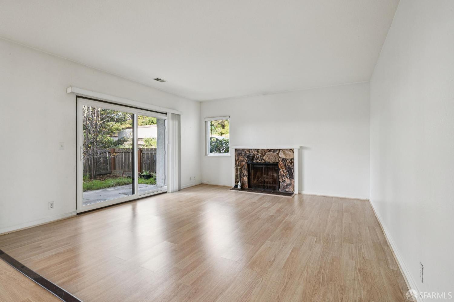 Detail Gallery Image 3 of 31 For 21117 Gary Dr #116,  Castro Valley,  CA 94546 - 2 Beds | 2 Baths