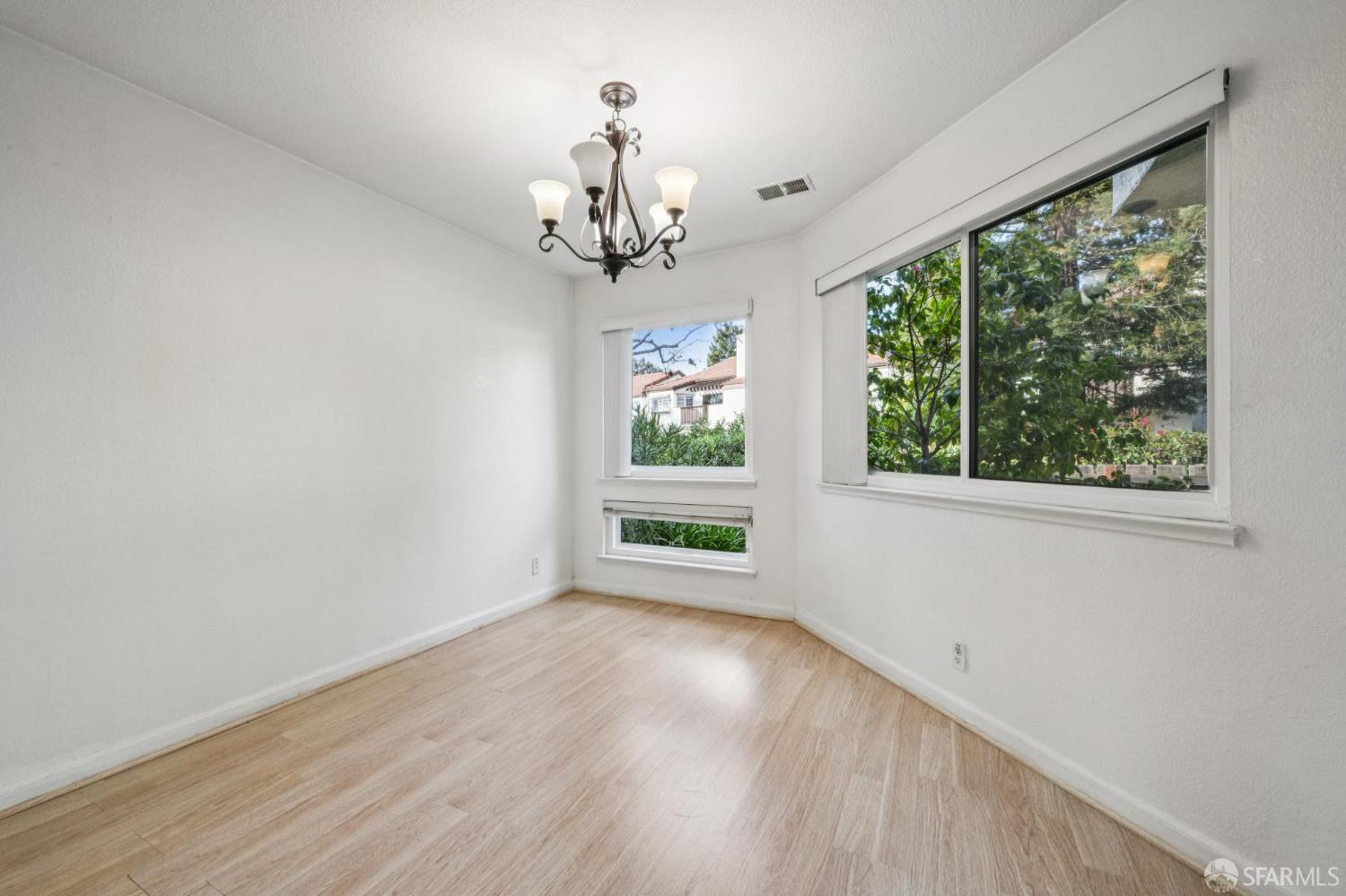 Detail Gallery Image 8 of 31 For 21117 Gary Dr #116,  Castro Valley,  CA 94546 - 2 Beds | 2 Baths