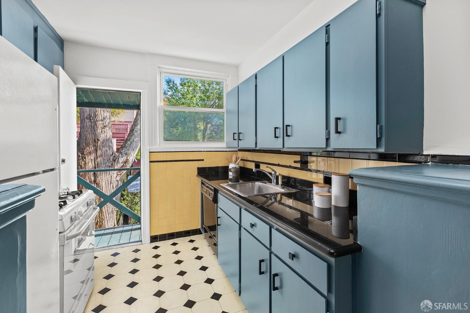 Detail Gallery Image 9 of 36 For 542 Head St, San Francisco,  CA 94132 - 2 Beds | 1 Baths