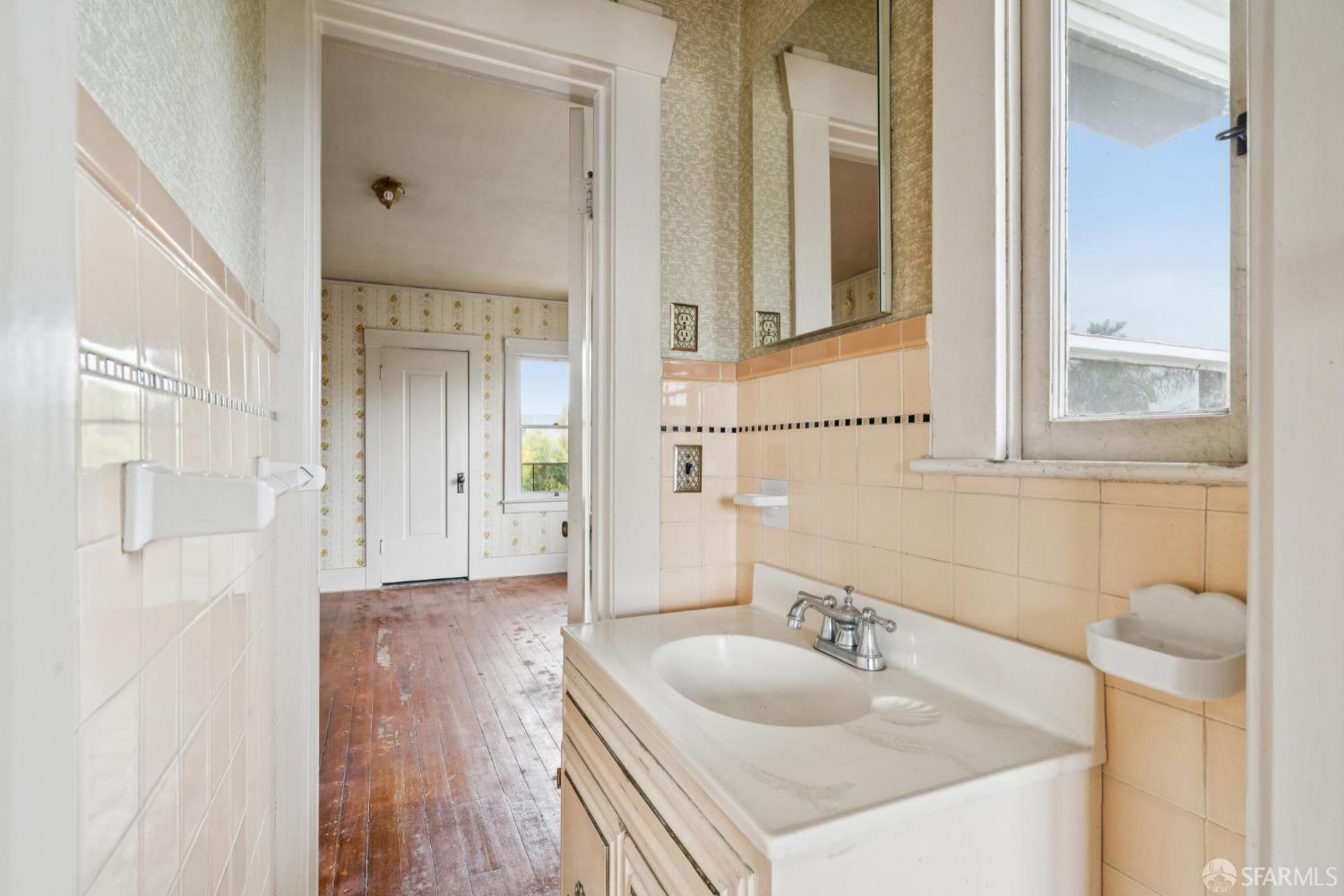 Detail Gallery Image 29 of 47 For 402 Newton Ave, Oakland,  CA 94606 - 5 Beds | 1 Baths