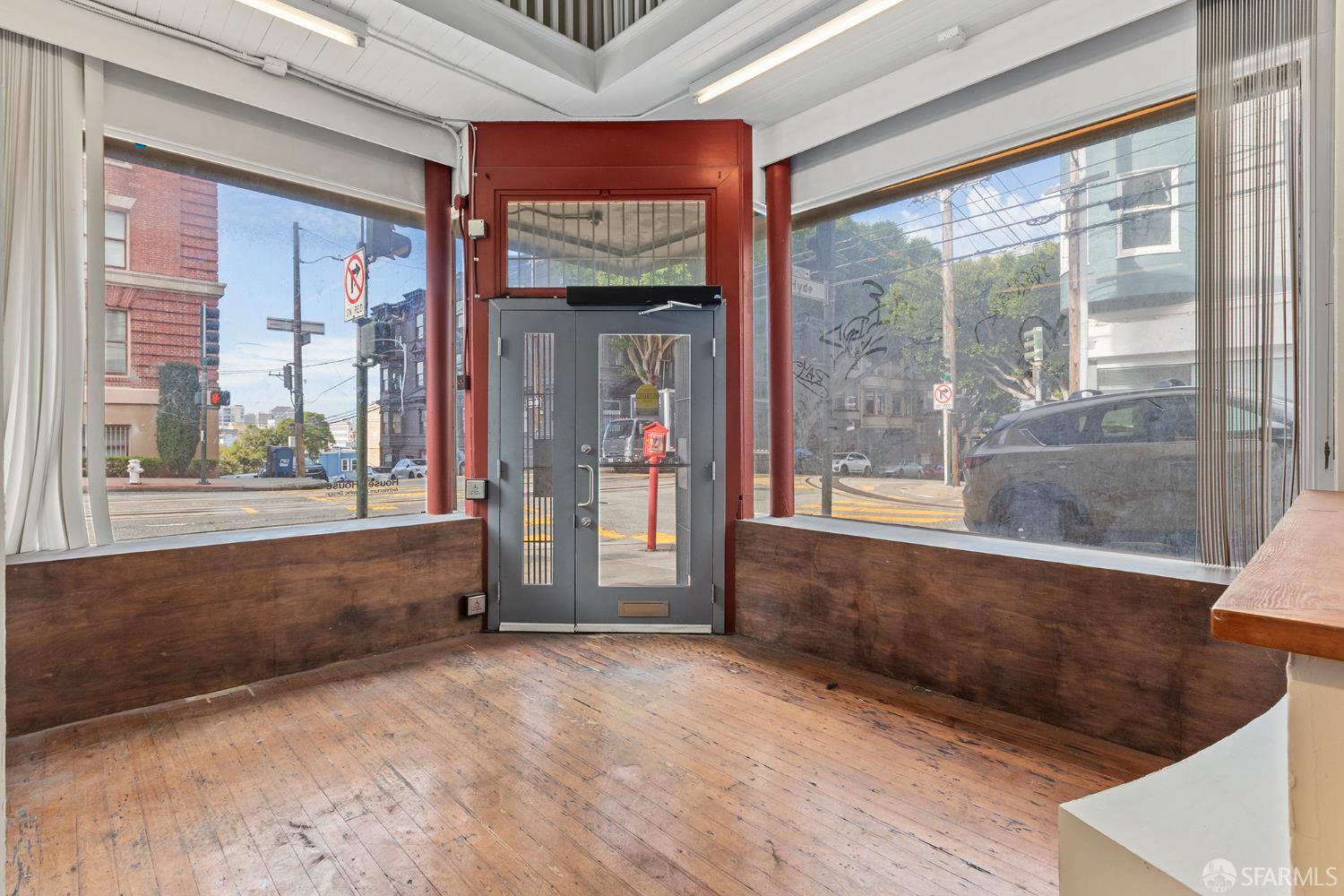 Detail Gallery Image 3 of 13 For 1499 Washington St, San Francisco,  CA 94109 - – Beds | – Baths