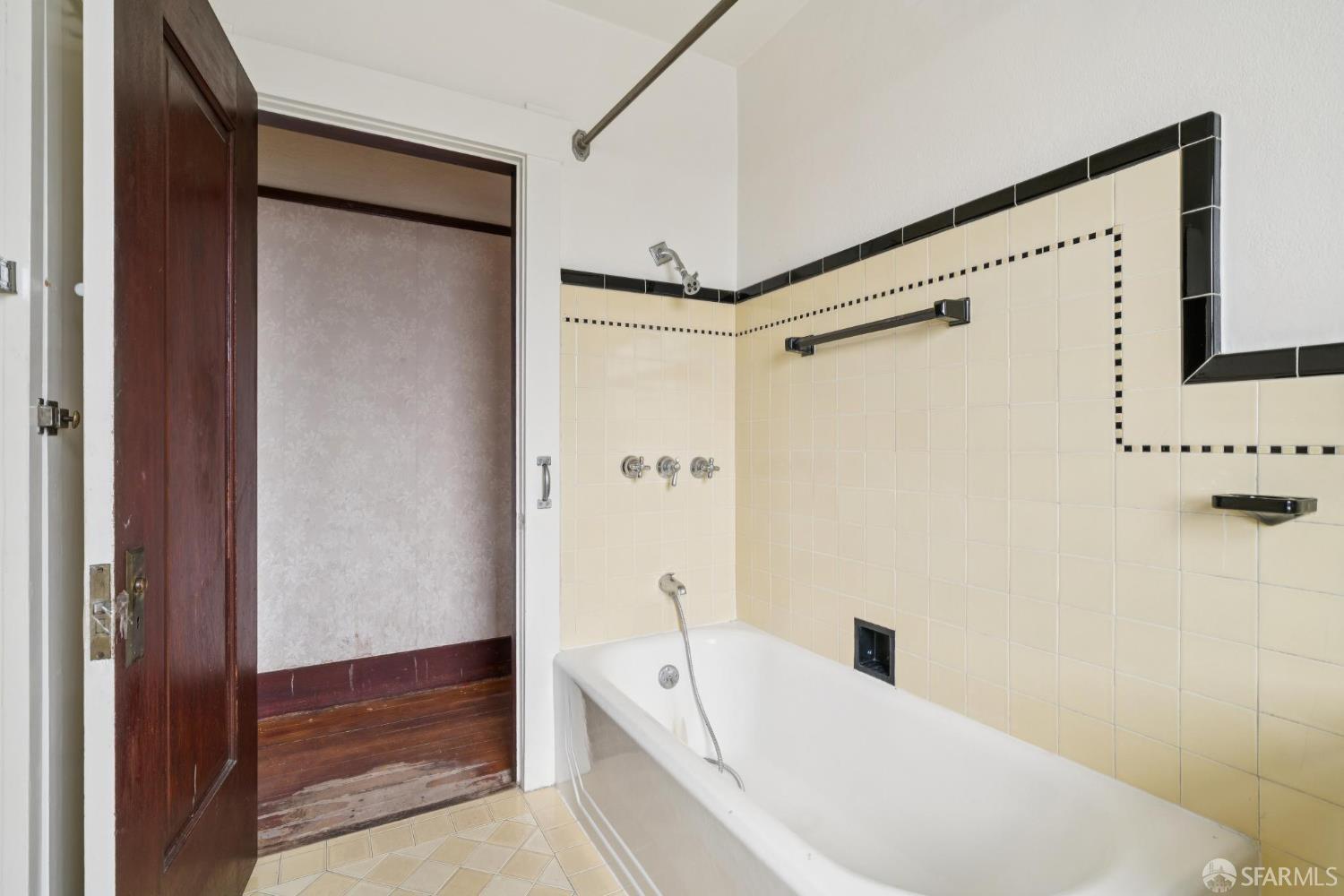 Detail Gallery Image 37 of 47 For 402 Newton Ave, Oakland,  CA 94606 - 5 Beds | 1 Baths