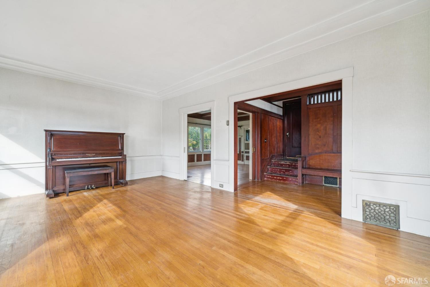 Detail Gallery Image 7 of 47 For 402 Newton Ave, Oakland,  CA 94606 - 5 Beds | 1 Baths