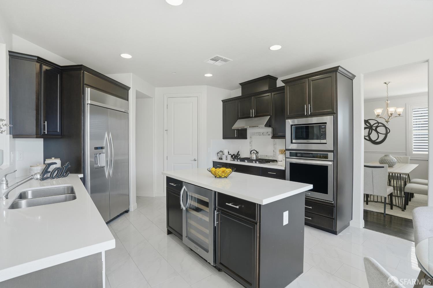 Detail Gallery Image 18 of 63 For 147 Elderberry Ln, Brisbane,  CA 94005 - 5 Beds | 3 Baths