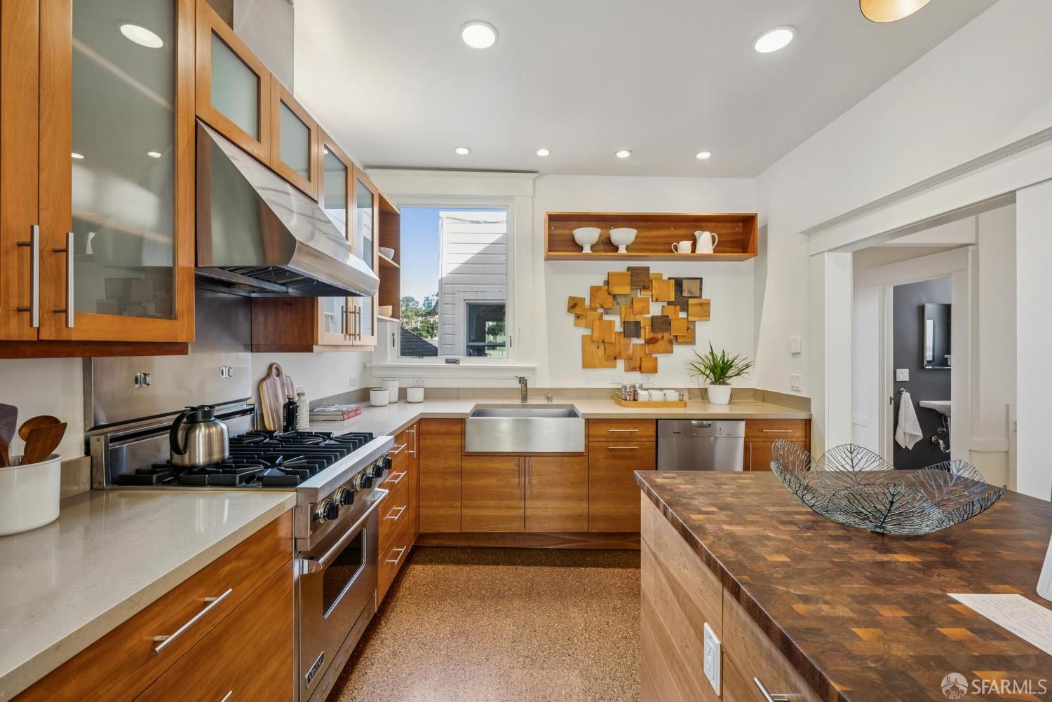 Detail Gallery Image 10 of 23 For 1410 Shrader St, San Francisco,  CA 94117 - 3 Beds | 1/1 Baths