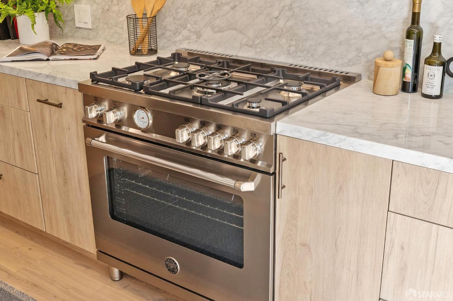 Detail Gallery Image 11 of 48 For 935 Kansas St, San Francisco,  CA 94107 - 3 Beds | 2/1 Baths