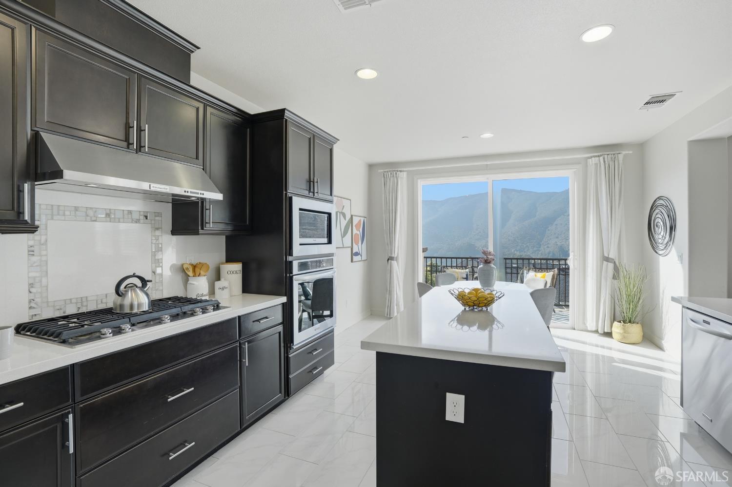 Detail Gallery Image 17 of 63 For 147 Elderberry Ln, Brisbane,  CA 94005 - 5 Beds | 3 Baths