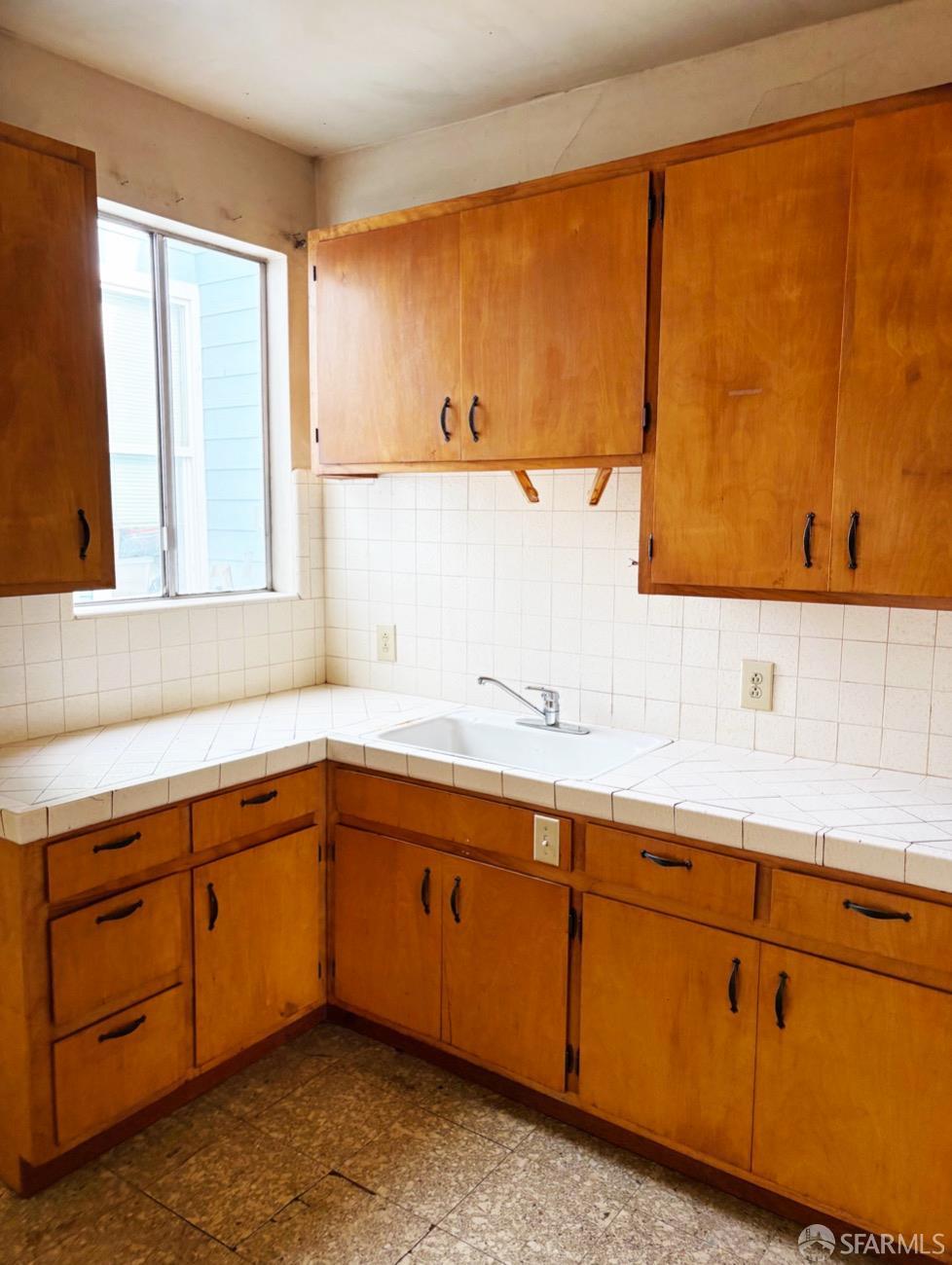 Detail Gallery Image 4 of 9 For 66 Theresa St, San Francisco,  CA 94112 - 2 Beds | 2 Baths