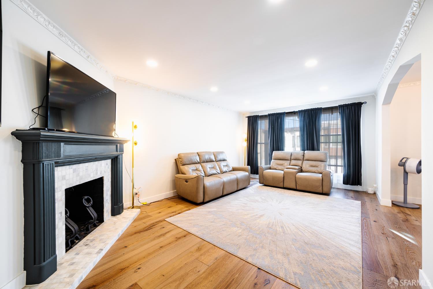 Detail Gallery Image 3 of 43 For 150 Dartmouth St, San Francisco,  CA 94134 - 5 Beds | 5 Baths