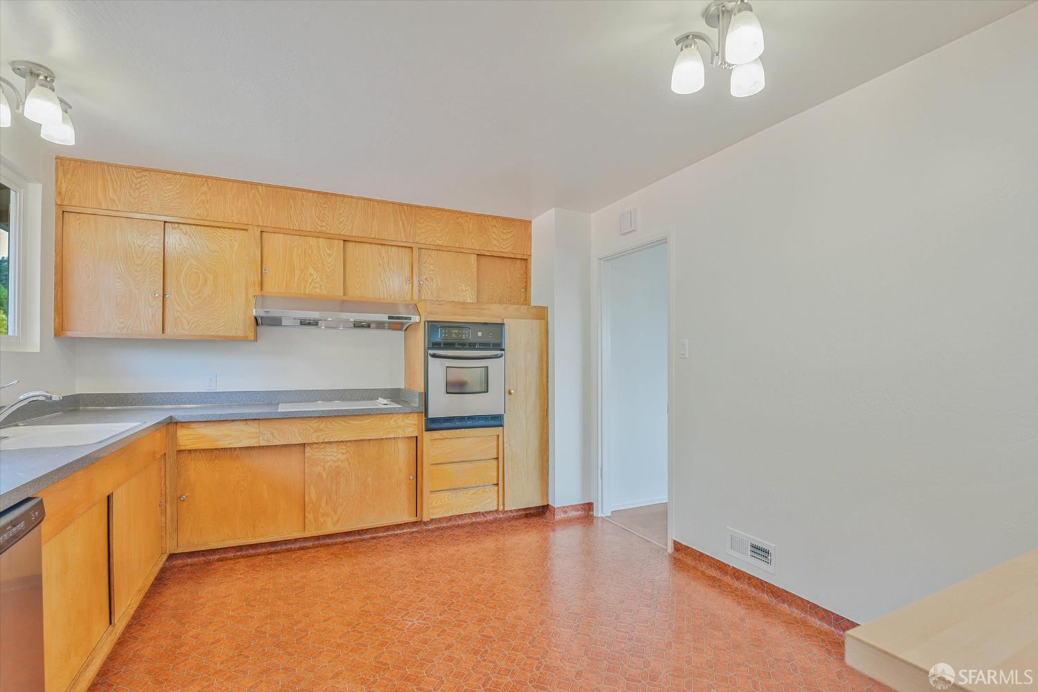 Detail Gallery Image 7 of 39 For 754 Park Way, South San Francisco,  CA 94080 - 4 Beds | 2/1 Baths