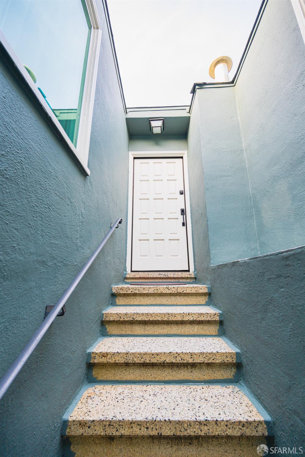 Detail Gallery Image 4 of 43 For 150 Dartmouth St, San Francisco,  CA 94134 - 5 Beds | 5 Baths