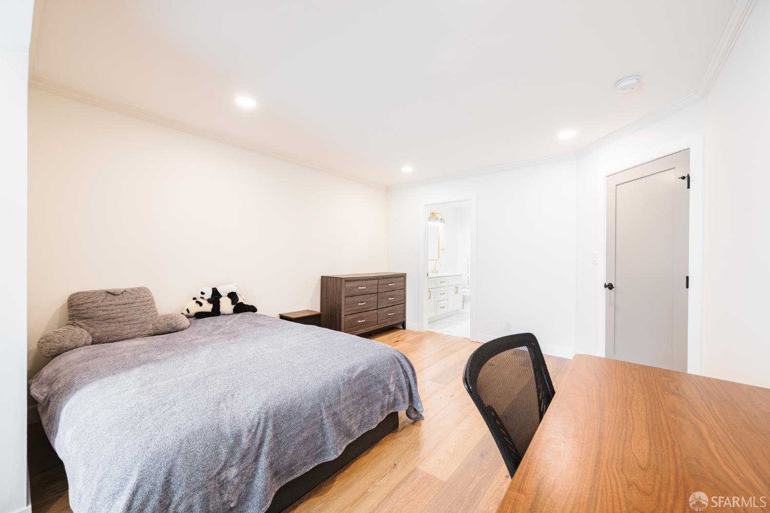 Detail Gallery Image 27 of 43 For 150 Dartmouth St, San Francisco,  CA 94134 - 5 Beds | 5 Baths