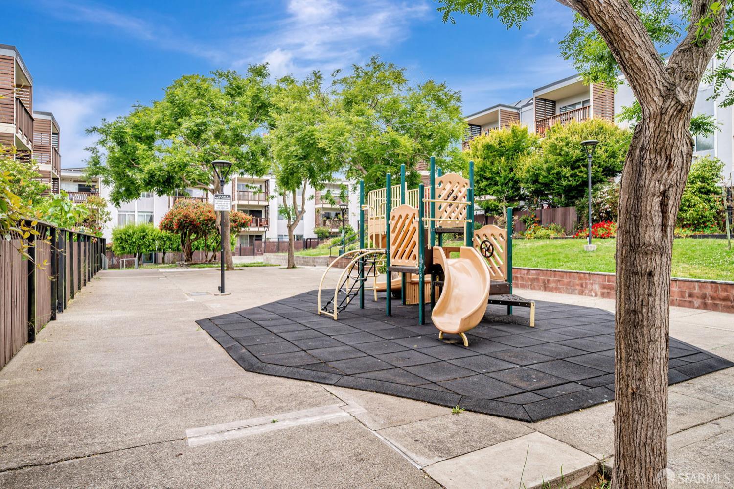 Detail Gallery Image 30 of 39 For 1530 Ofarrell St #1,  San Francisco,  CA 94115 - 3 Beds | 2 Baths