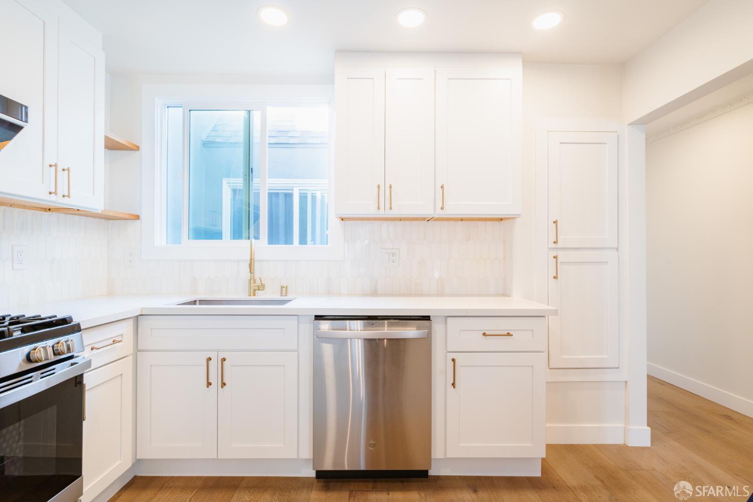 Detail Gallery Image 10 of 43 For 150 Dartmouth St, San Francisco,  CA 94134 - 5 Beds | 5 Baths