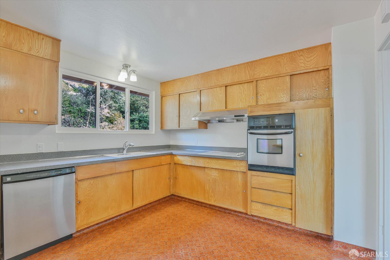 Detail Gallery Image 8 of 39 For 754 Park Way, South San Francisco,  CA 94080 - 4 Beds | 2/1 Baths