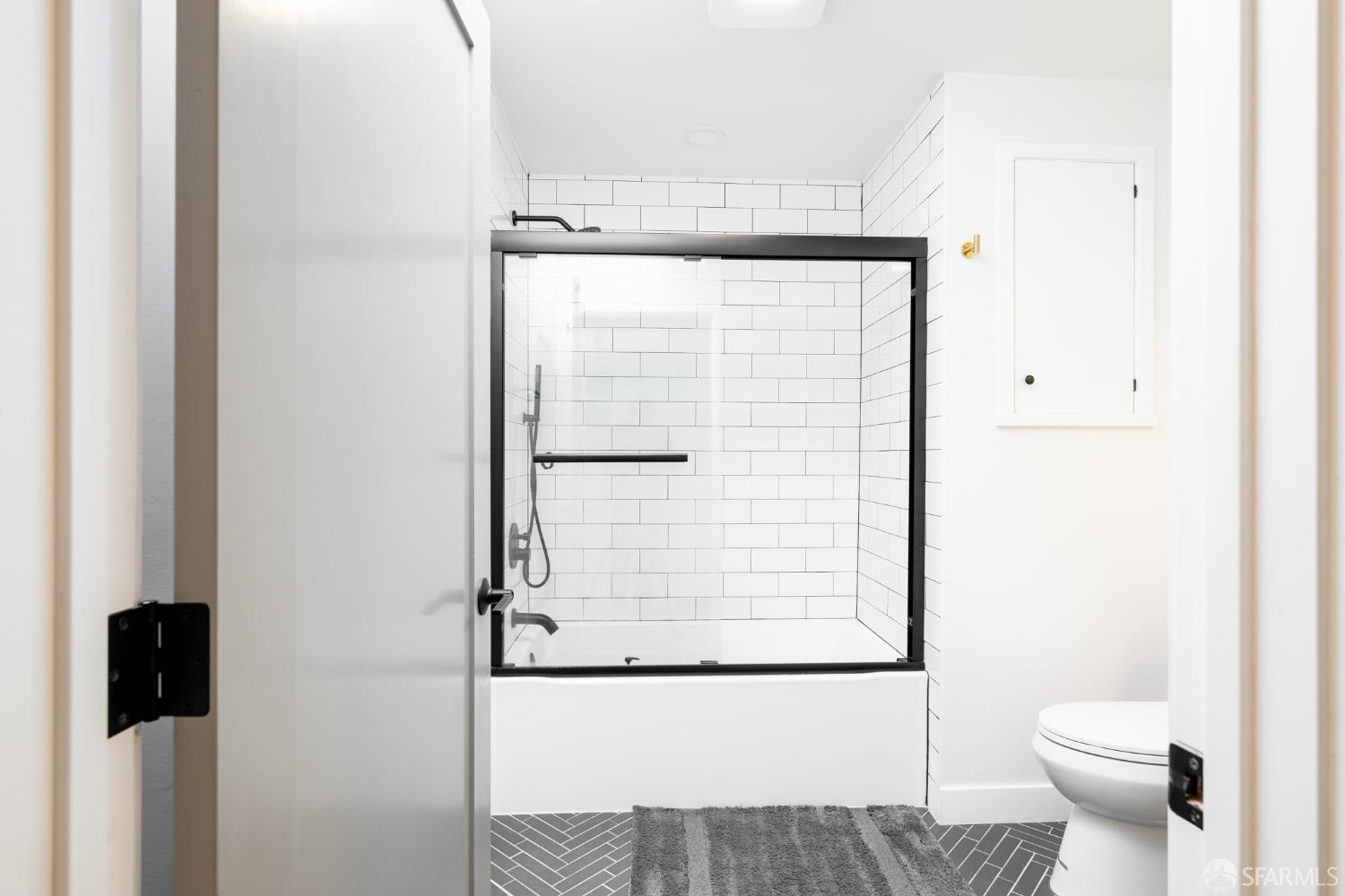 Detail Gallery Image 13 of 43 For 150 Dartmouth St, San Francisco,  CA 94134 - 5 Beds | 5 Baths