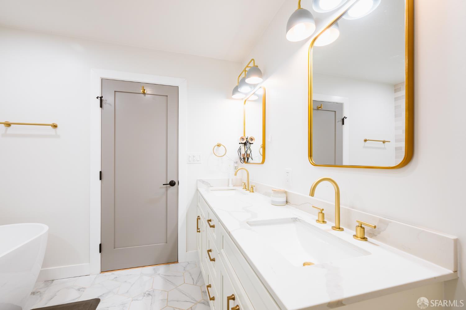 Detail Gallery Image 19 of 43 For 150 Dartmouth St, San Francisco,  CA 94134 - 5 Beds | 5 Baths