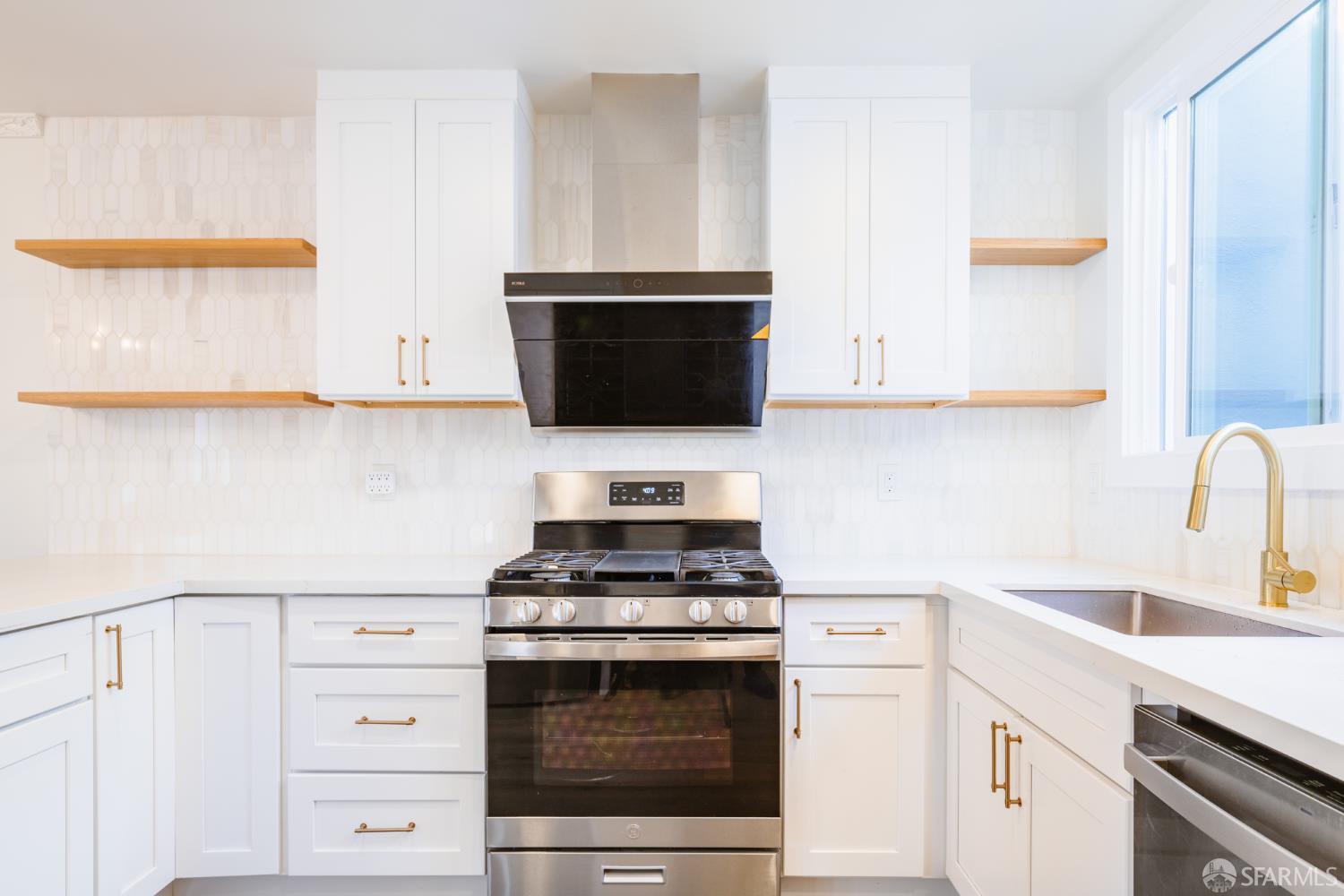 Detail Gallery Image 9 of 43 For 150 Dartmouth St, San Francisco,  CA 94134 - 5 Beds | 5 Baths