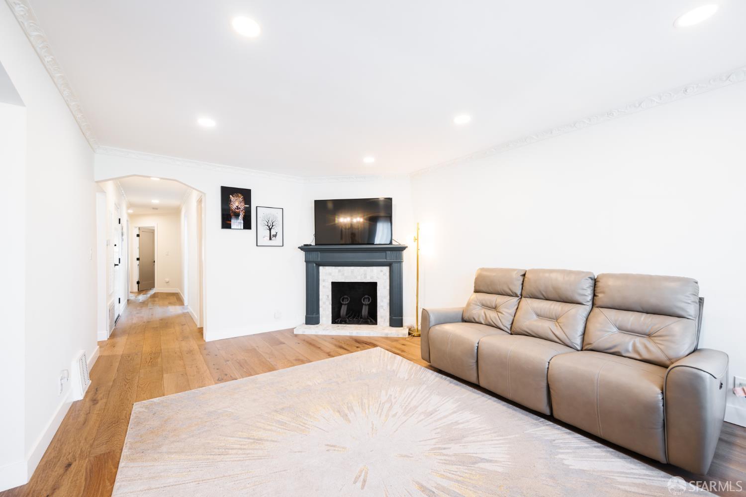 Detail Gallery Image 2 of 43 For 150 Dartmouth St, San Francisco,  CA 94134 - 5 Beds | 5 Baths