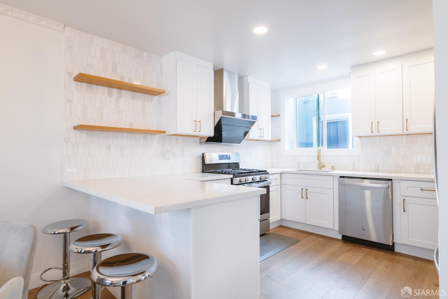 Detail Gallery Image 8 of 43 For 150 Dartmouth St, San Francisco,  CA 94134 - 5 Beds | 5 Baths