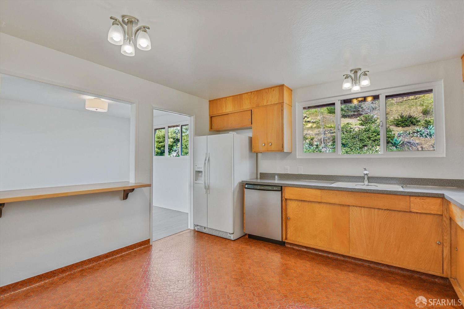 Detail Gallery Image 10 of 39 For 754 Park Way, South San Francisco,  CA 94080 - 4 Beds | 2/1 Baths