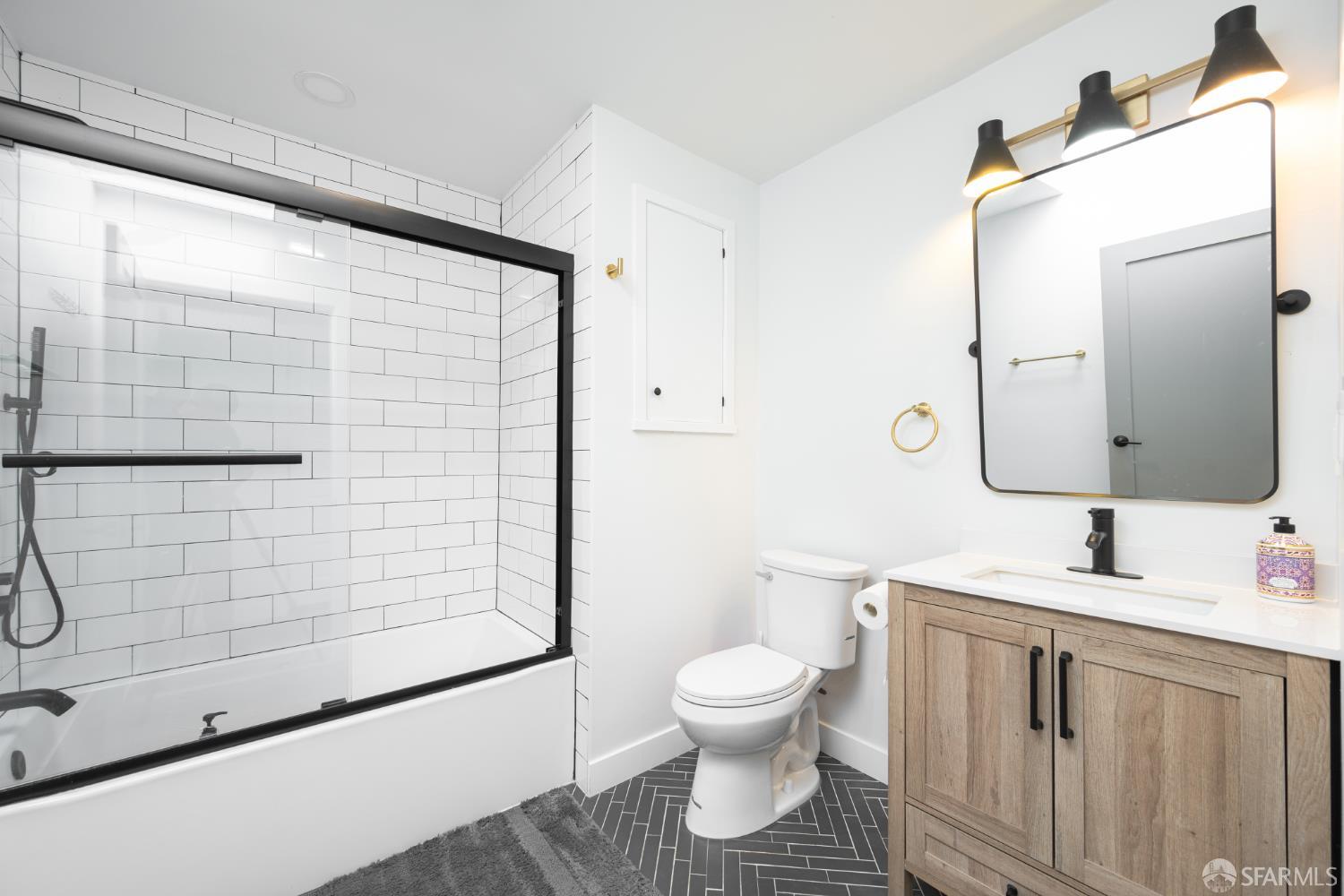 Detail Gallery Image 14 of 43 For 150 Dartmouth St, San Francisco,  CA 94134 - 5 Beds | 5 Baths