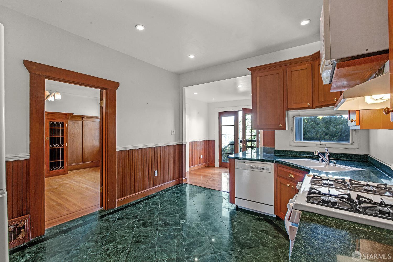 Detail Gallery Image 13 of 35 For 134 Sears St, San Francisco,  CA 94112 - 2 Beds | 2 Baths