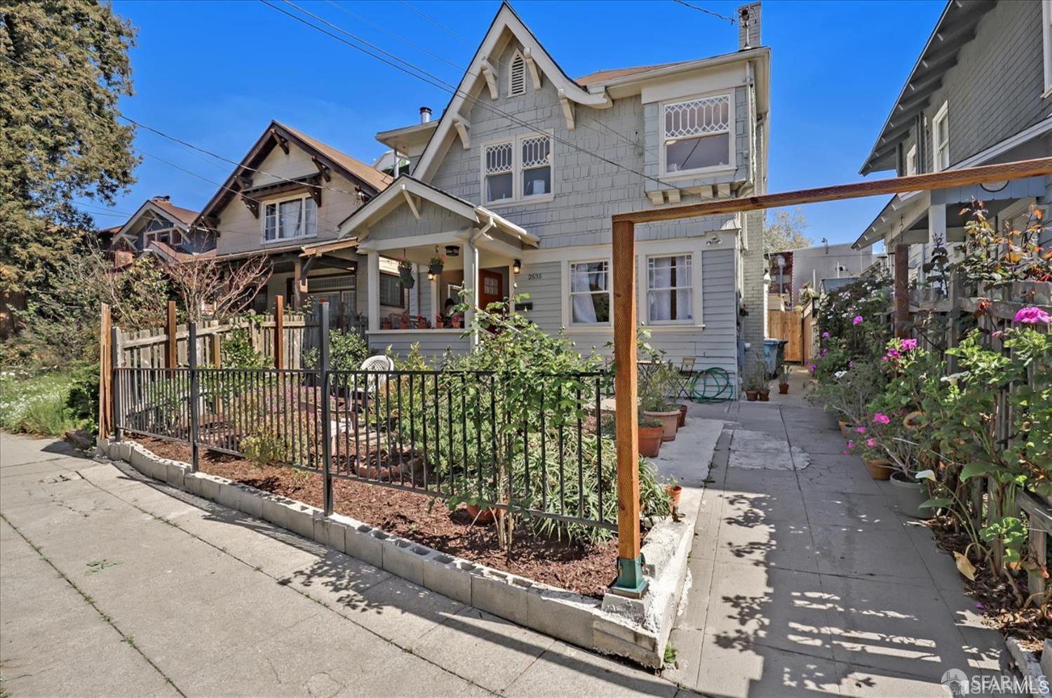 Detail Gallery Image 8 of 49 For 2535 Chilton Way, Berkeley,  CA 94704 - 4 Beds | 2 Baths