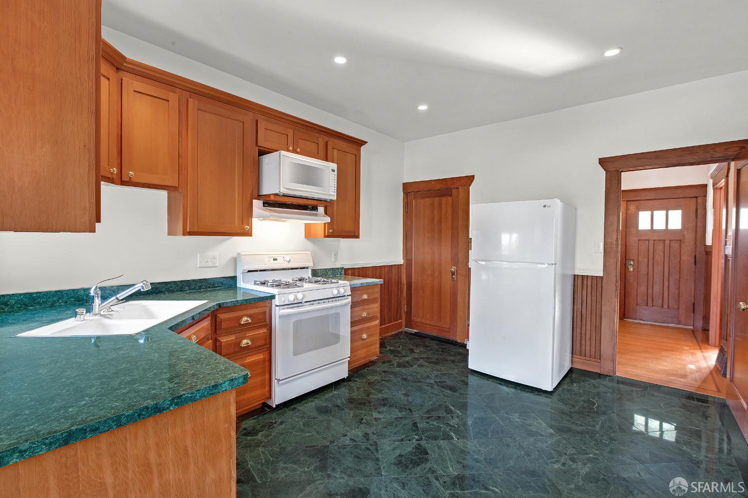 Detail Gallery Image 14 of 35 For 134 Sears St, San Francisco,  CA 94112 - 2 Beds | 2 Baths