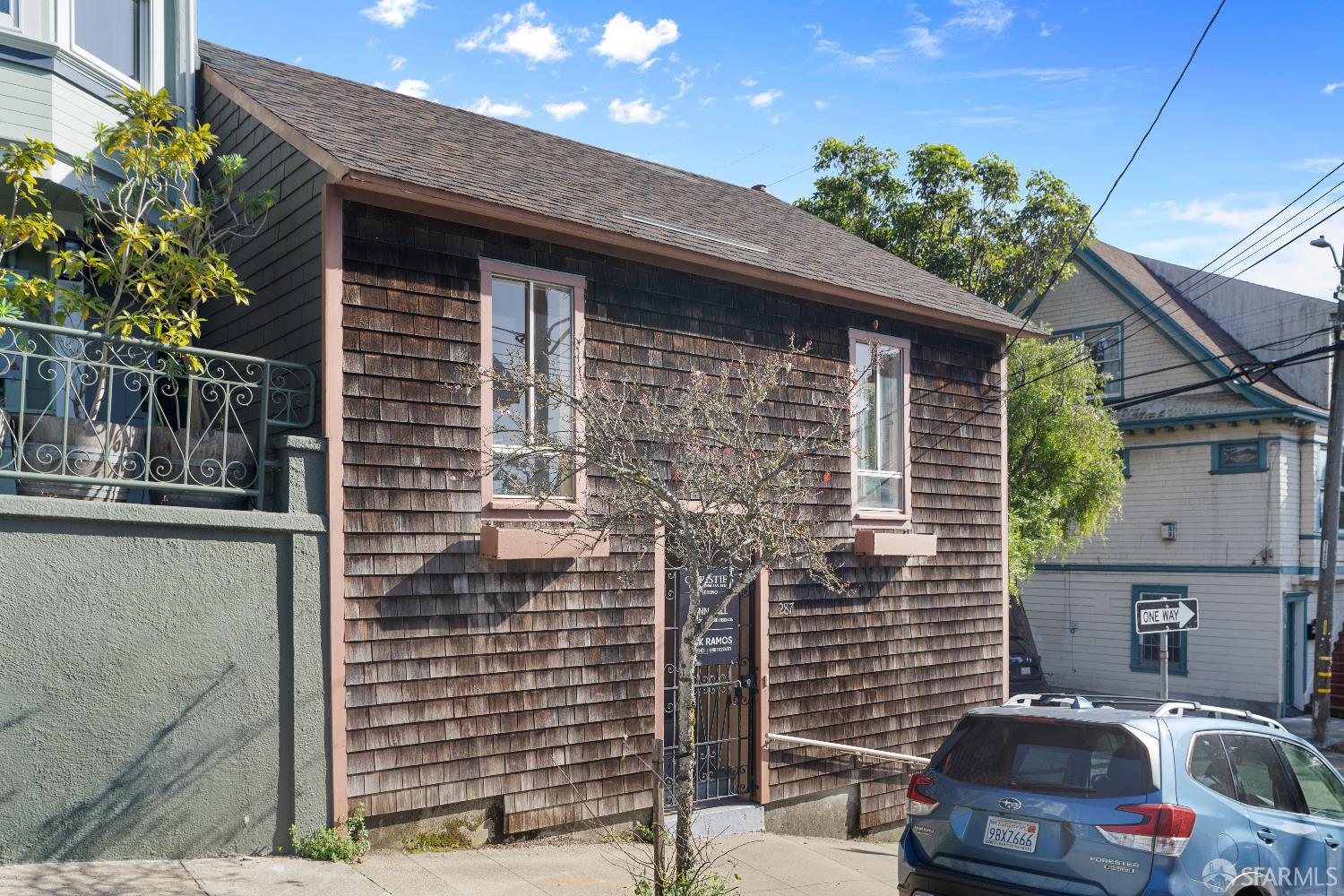 Detail Gallery Image 2 of 15 For 287 Moultrie St, San Francisco,  CA 94110 - 2 Beds | 1 Baths