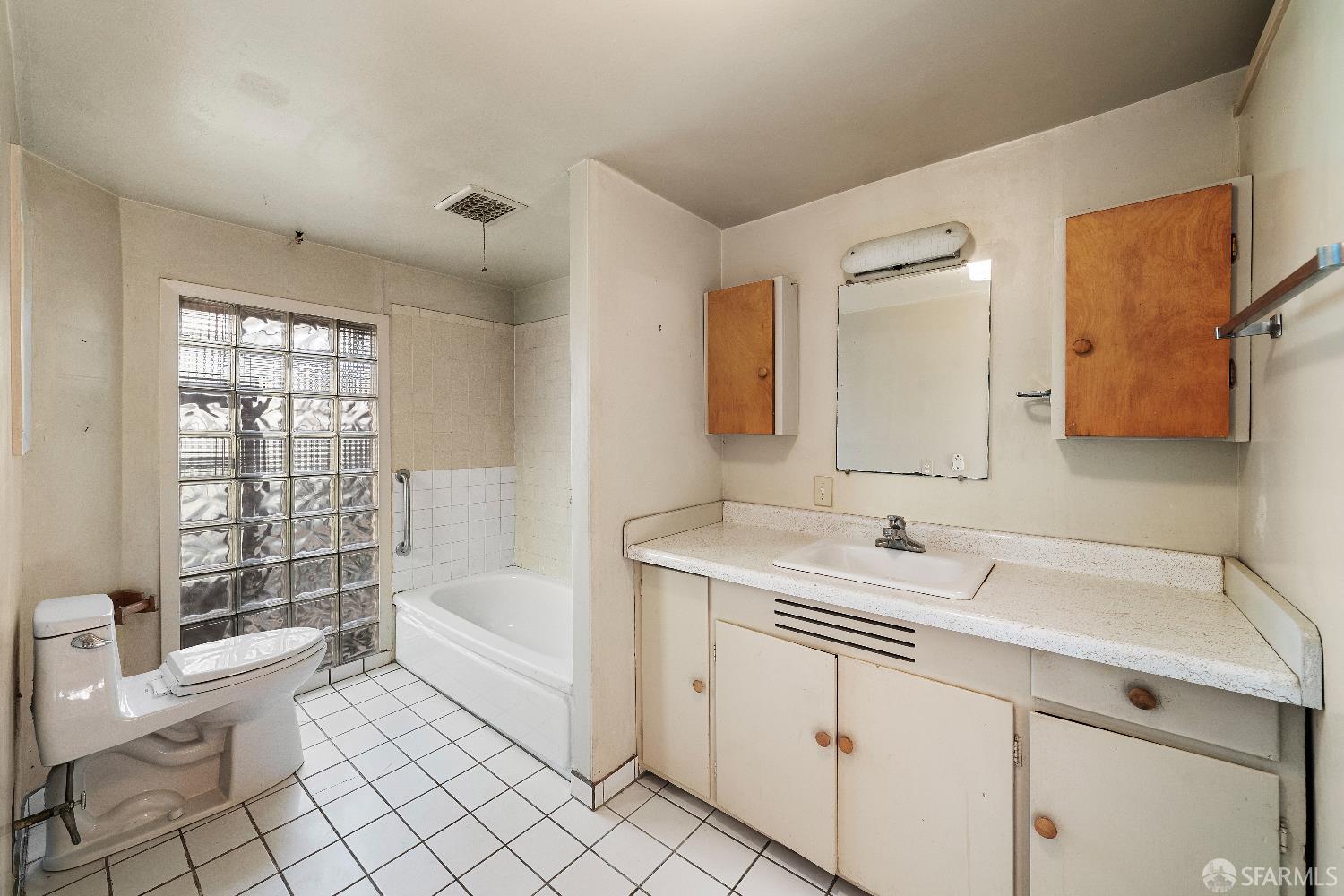 Detail Gallery Image 5 of 15 For 287 Moultrie St, San Francisco,  CA 94110 - 2 Beds | 1 Baths