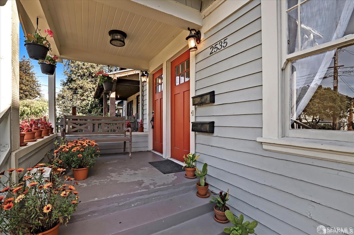 Detail Gallery Image 10 of 49 For 2535 Chilton Way, Berkeley,  CA 94704 - 4 Beds | 2 Baths