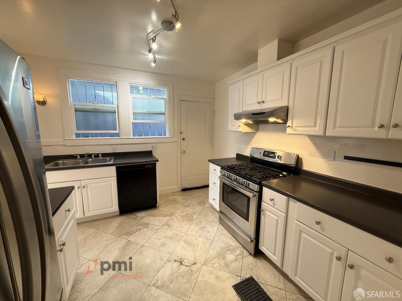 Detail Gallery Image 3 of 14 For 1414 Newcomb Ave, San Francisco,  CA 94124 - 1 Beds | 1 Baths