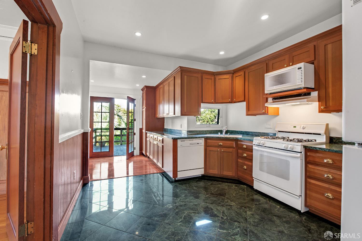 Detail Gallery Image 12 of 35 For 134 Sears St, San Francisco,  CA 94112 - 2 Beds | 2 Baths