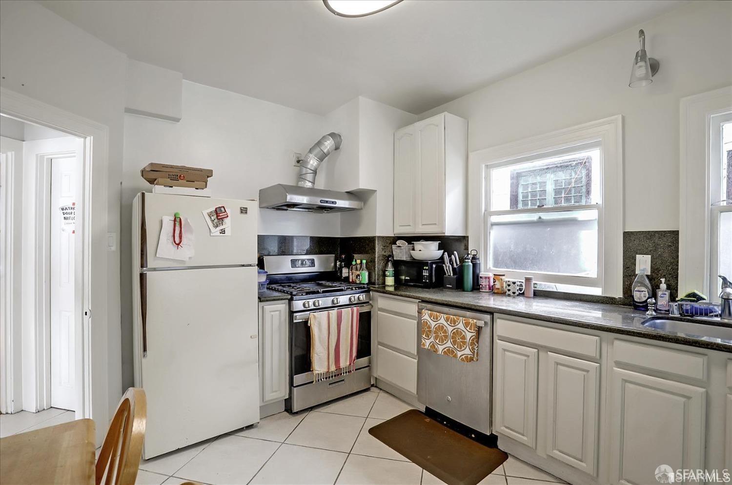 Detail Gallery Image 13 of 49 For 2535 Chilton Way, Berkeley,  CA 94704 - 4 Beds | 2 Baths