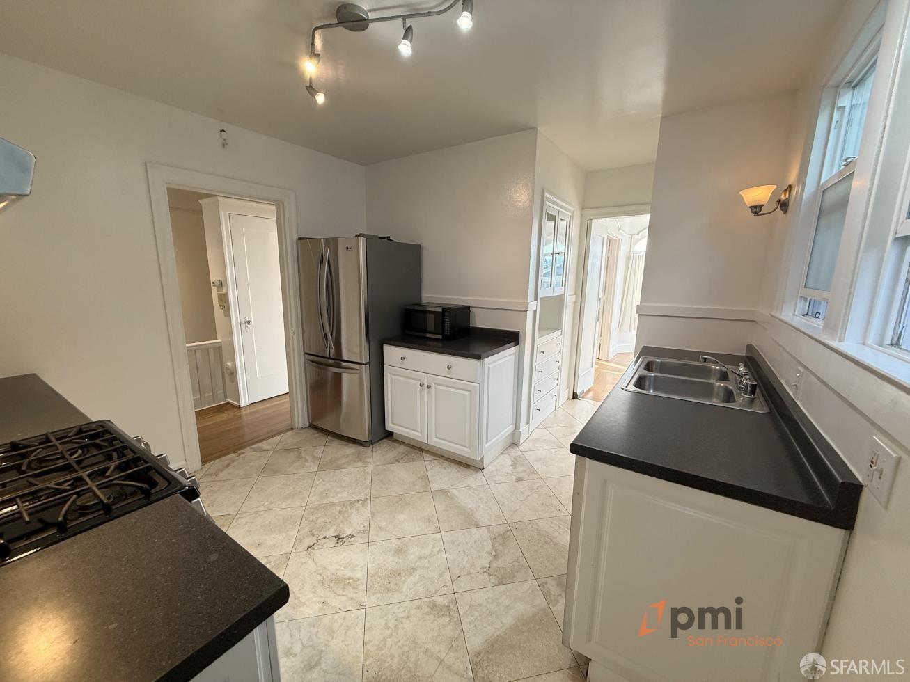 Detail Gallery Image 4 of 14 For 1414 Newcomb Ave, San Francisco,  CA 94124 - 1 Beds | 1 Baths