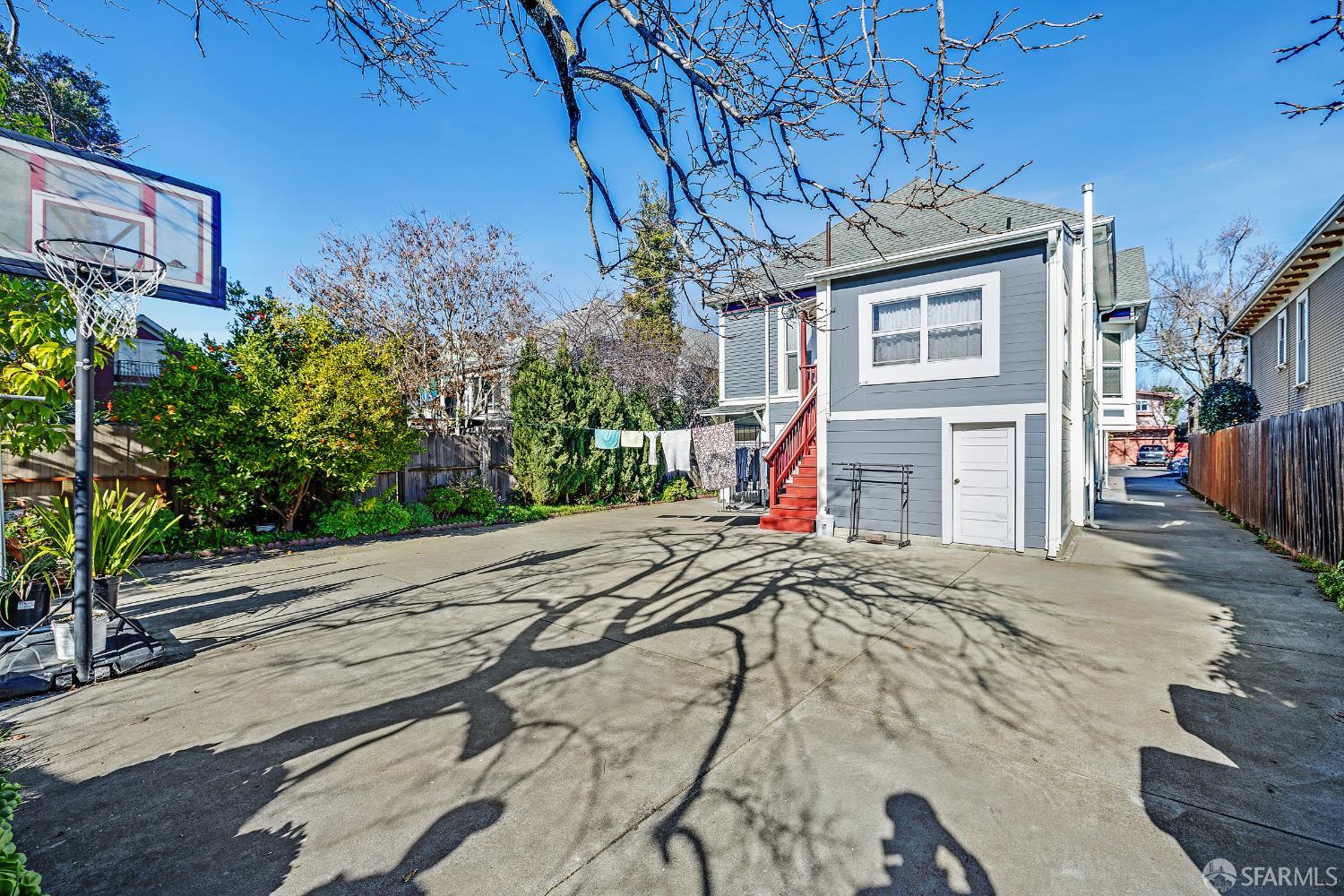 Detail Gallery Image 43 of 51 For 2136 Pacific Ave, Alameda,  CA 94501 - 7 Beds | 4 Baths