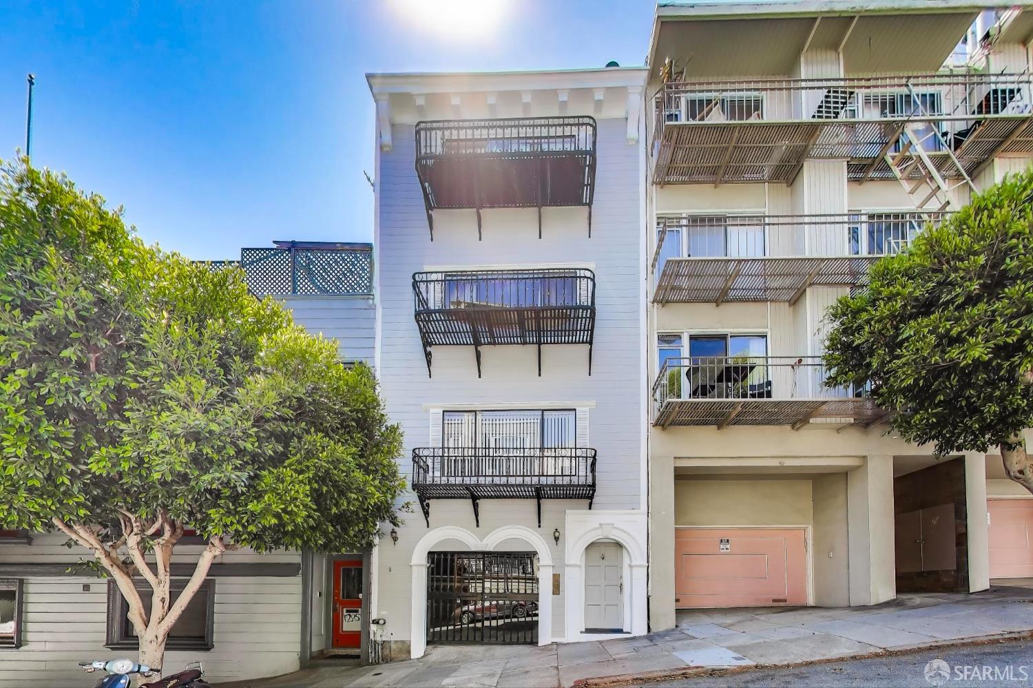 Detail Gallery Image 3 of 39 For 1217 Kearny St, San Francisco,  CA 94133 - – Beds | – Baths