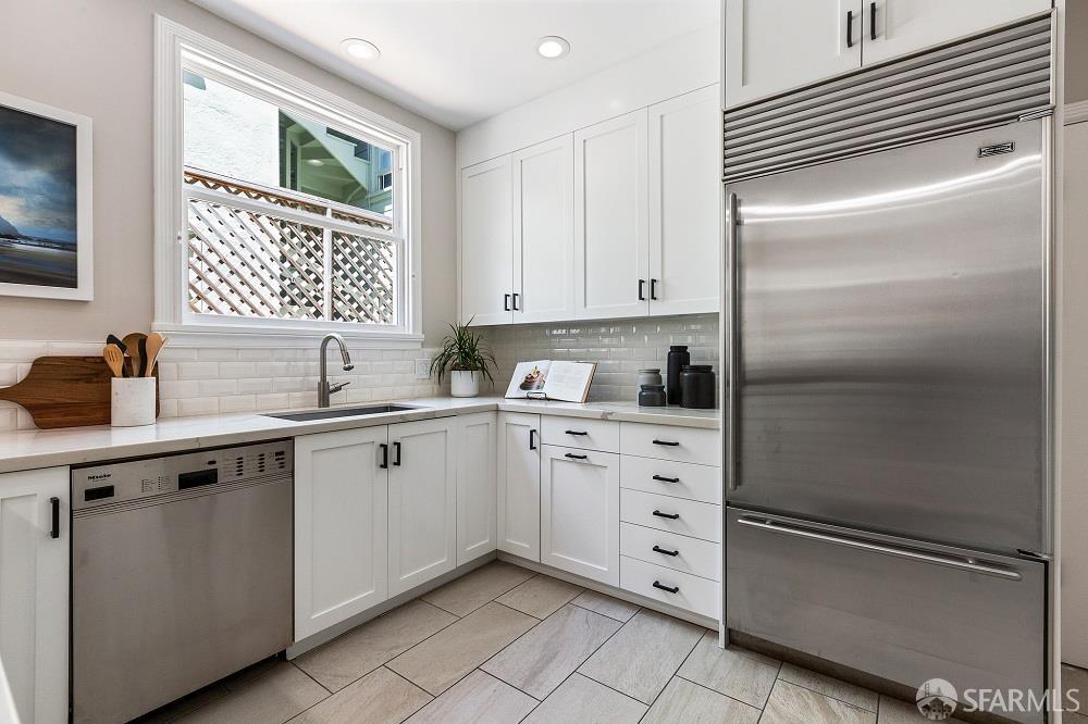 Detail Gallery Image 5 of 12 For 228 Mallorca Way, San Francisco,  CA 94123 - 3 Beds | 2 Baths