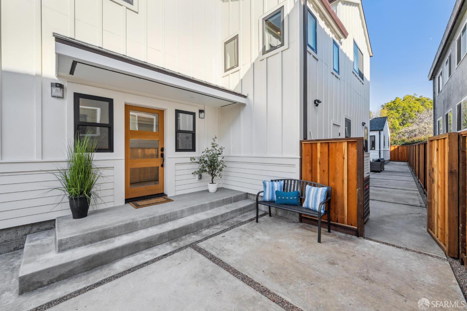 Detail Gallery Image 59 of 73 For 2411 Sixth St, Berkeley,  CA 94710 - 4 Beds | 4 Baths