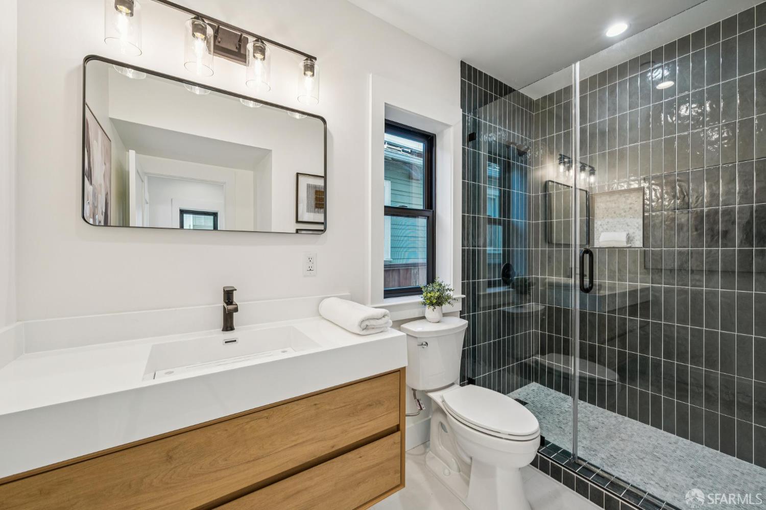 Detail Gallery Image 13 of 73 For 2411 Sixth St, Berkeley,  CA 94710 - 4 Beds | 4 Baths