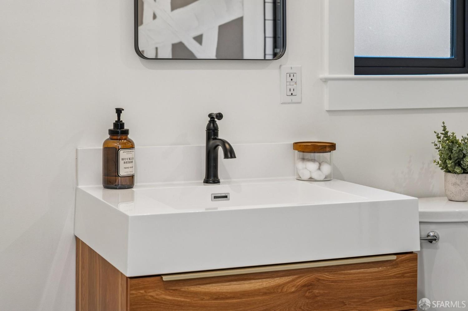 Detail Gallery Image 69 of 73 For 2411 Sixth St, Berkeley,  CA 94710 - 4 Beds | 4 Baths