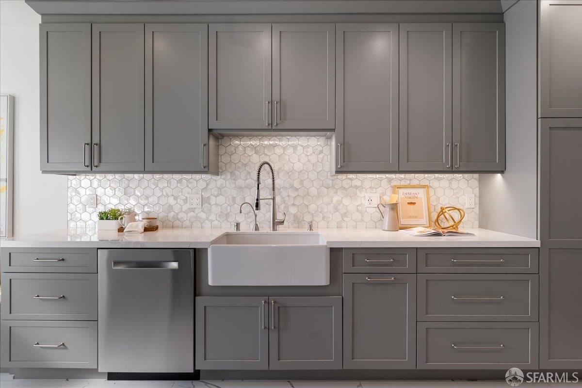 Detail Gallery Image 5 of 26 For 571 Munich St, San Francisco,  CA 94112 - 4 Beds | 2 Baths